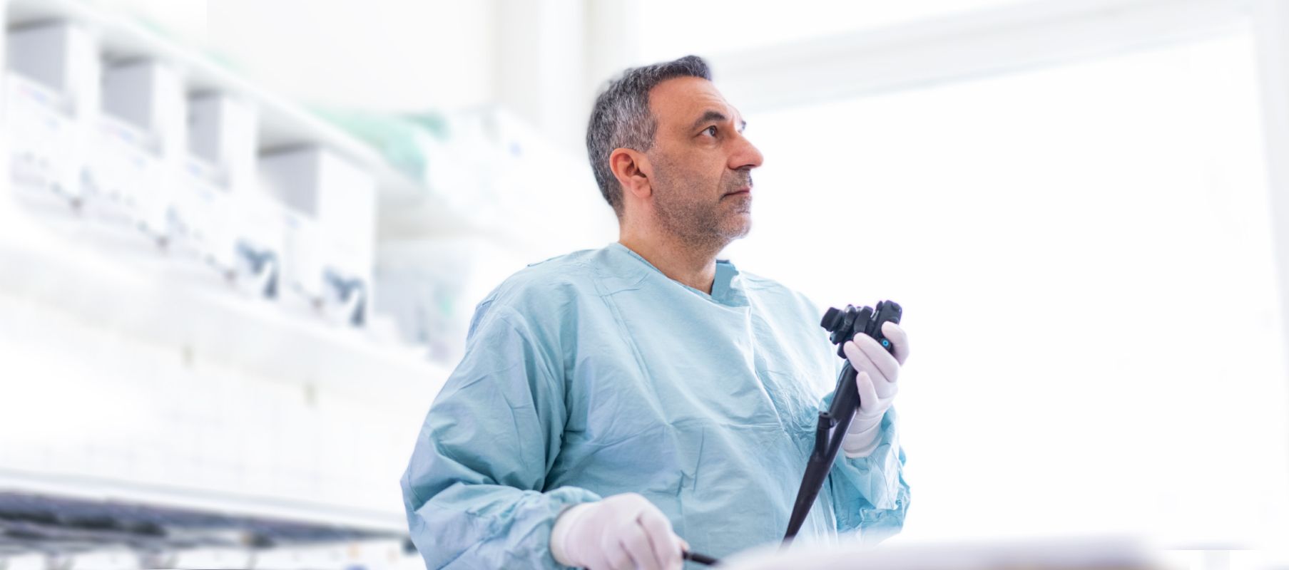 Prof. Sagir führt eine Endoskopie-Untersuchung durch, wobei er ein Endoskopiegerät verwendet und die Ergebnisse auf einem Monitor betrachtet.