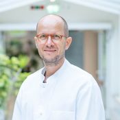 Portrait von Dr. Harald Krentel, Chefarzt der Klinik für Frauenheilkunde und Geburtshilfe, Leiter des Gynäkologischen Krebszentrums BETHESDA und des Endometriosezentrums.