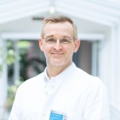 Portrait von Dr. med. Axel Runge, Leitender Oberarzt der Klinik für Anästhesiologie und Intensivmedizin.