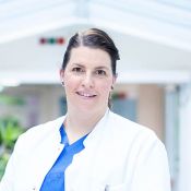 Portrait von Melanie Linda Sturm, Oberärztin der Klinik für Frauenheilkunde und Geburtshilfe.