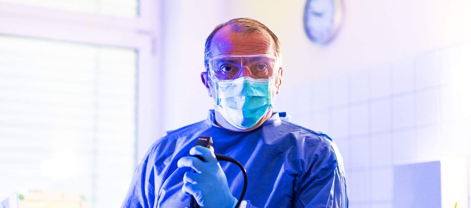 Chefarzt Sahmir Kujovic aus der Klinik für Lungen- und Bronchialheilkunde führt eine Bronchoskopie durch, um die Atemwege zu untersuchen.