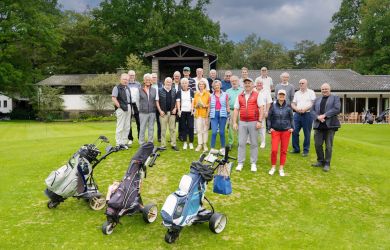 Teilnehmerinnen und Teilnehmer des Benefiz-Golfturniers des Vereins Hospiz Bethesda e.V. auf dem Golfplatz des Niederrheinischen Golfclubs e.V. im Duisburger Süden, das zugunsten des Projekts Herzenswünsche organisiert wurde.