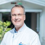 Portrait von Dr. Dietmar Kumm, Chefarzt der Klinik für Orthopädie und Unfallchirurgie.