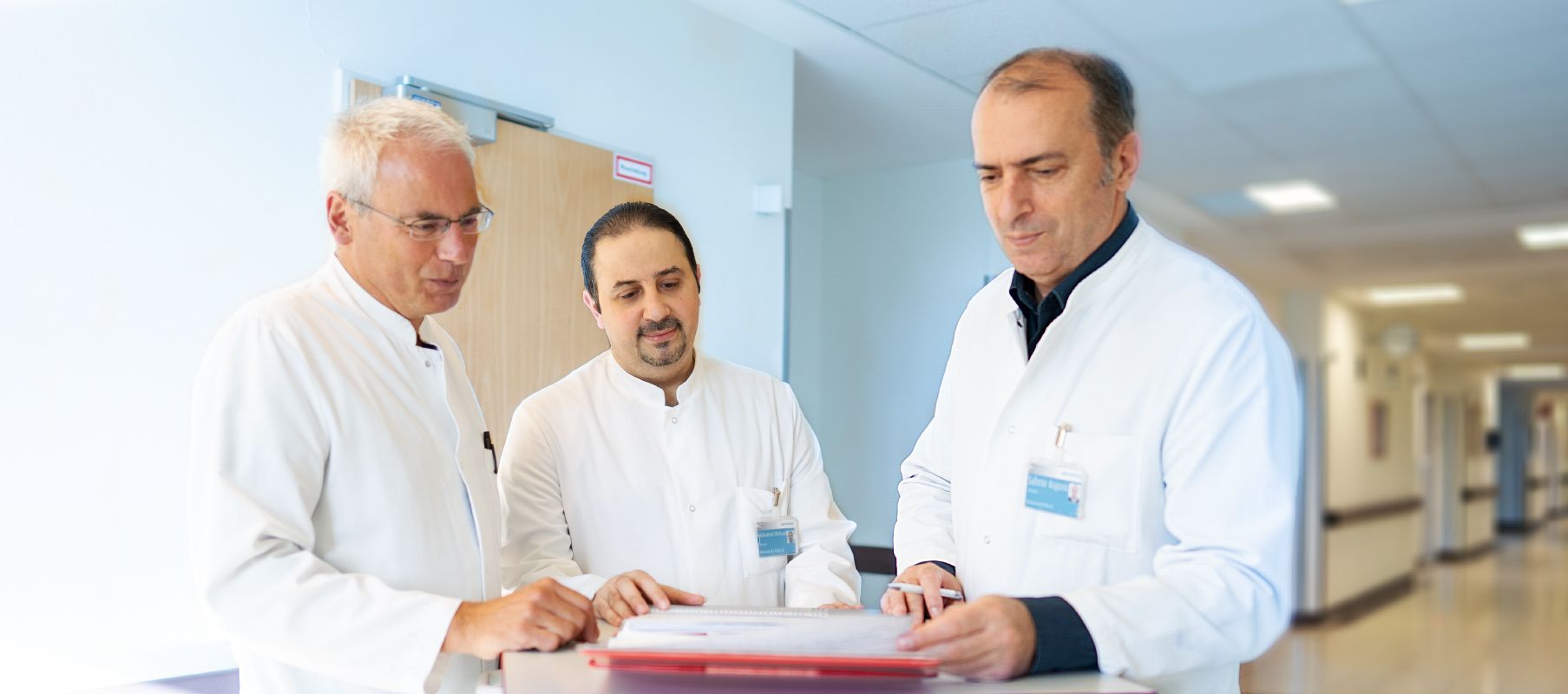 Während der Visite bespricht Chefarzt Sahmir Kujovic mit seinem ärztlichen Team aktuelle Patientenfälle auf der Station.
