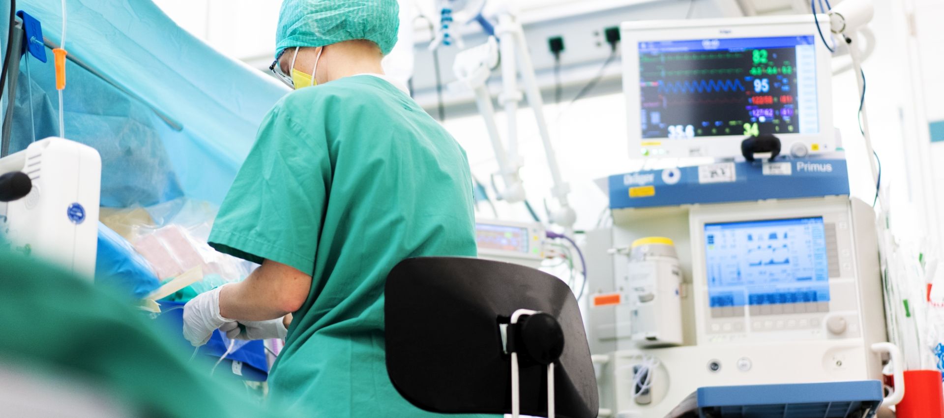 Eine Anästhesie-Ärztin leitet bei einer OP die Narkose.