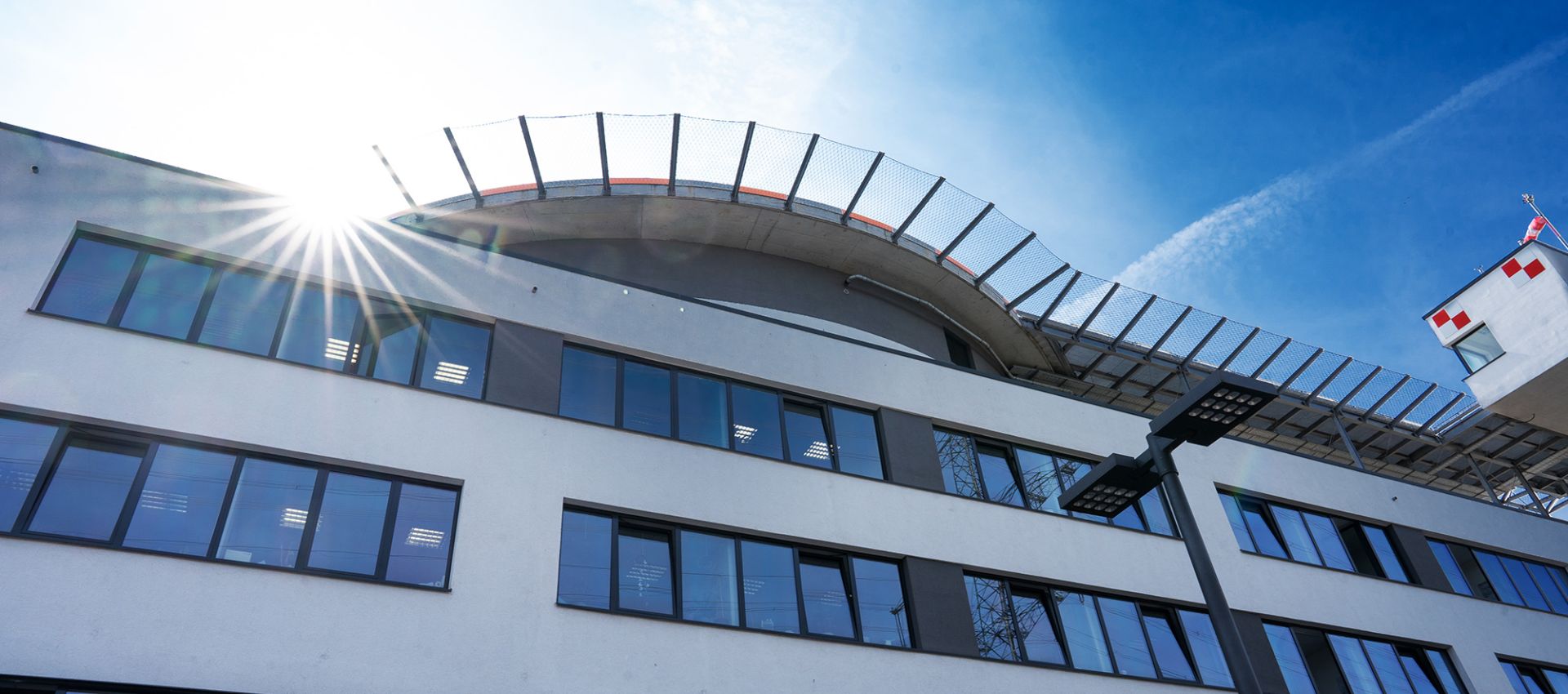 EKN - Sonnenstrahl auf dem Hubschrauber-Platz auf dem Dach der Verwaltung