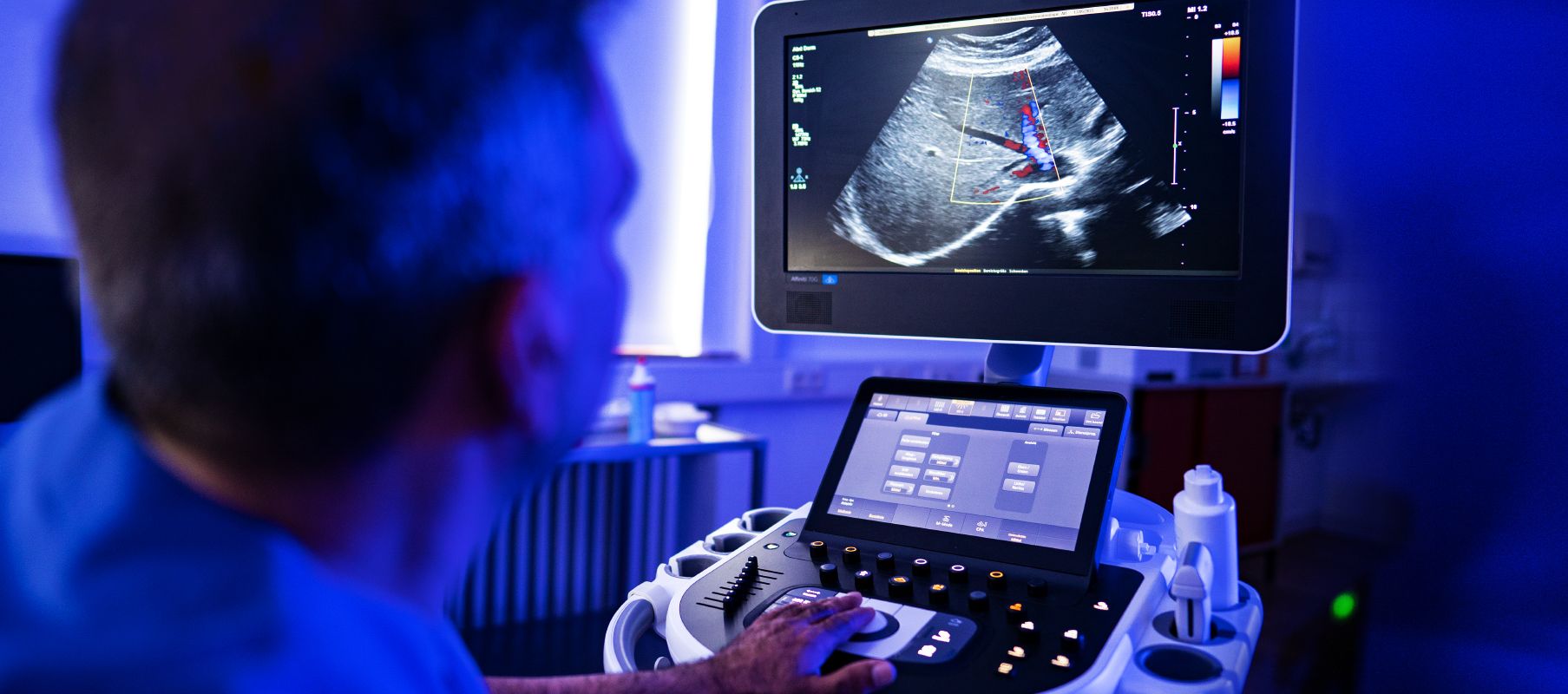 Ein Monitor zeigt ein Ultraschallbild, das innere Organe während einer gastroenterologischen Untersuchung sichtbar macht.