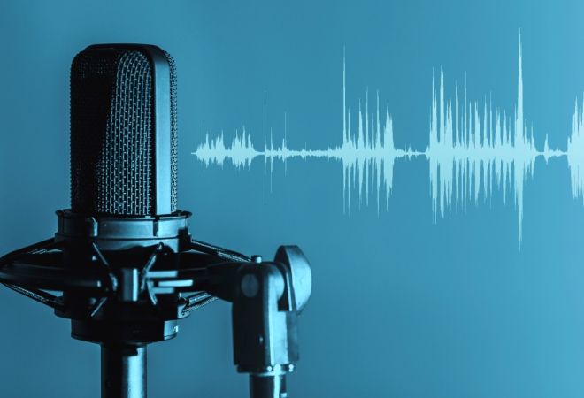 Symbolbild für Podcastbeiträge: Ein Studiomikrofon vor blauem Hintergrund, daneben eine stilisierte Audiowellenform wie aus einem Schnittprogramm.