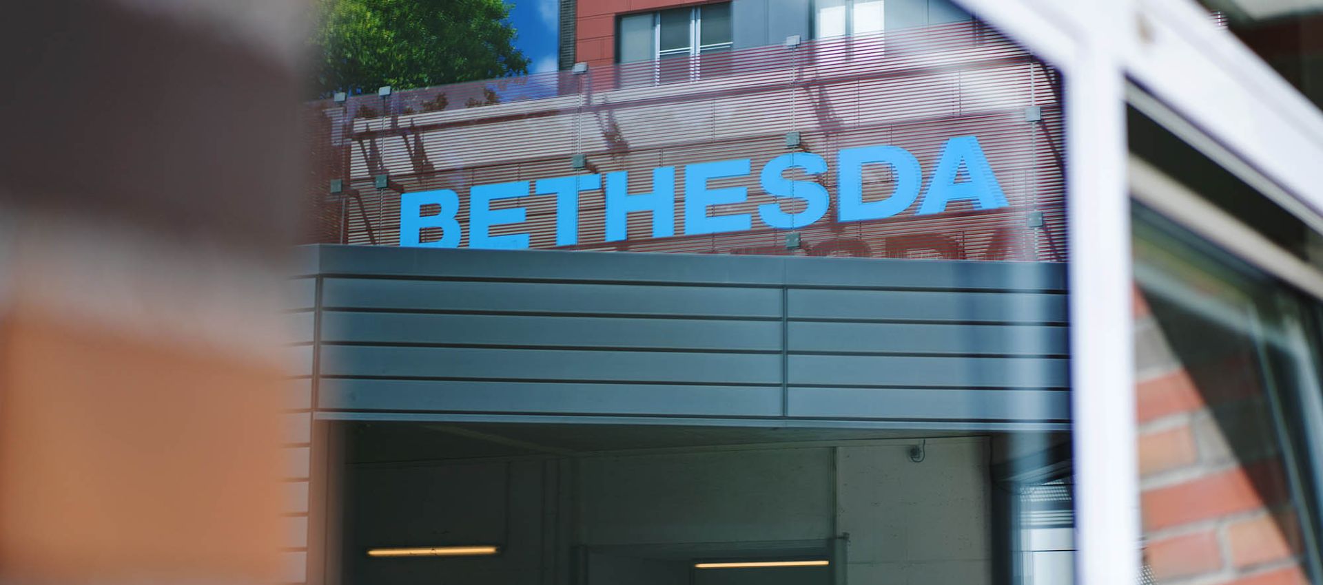 Schriftzug Bethesda über der Liegendeinfahrt des Bethesda Krankenhauses.