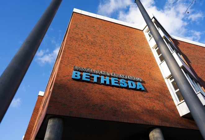 Schriftzug Evangelisches Krankenhaus Bethesda an der Fassade des Krankenhausgebäudes.