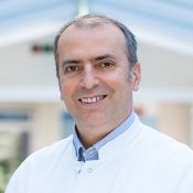 Portrait von Sahmir Kujovic, Chefarzt der Klinik für Lungen-und Bronchialheilkunde.