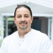 Portrait von Mohamad Wahoud, Oberarzt der Klinik für Lungen-und Bronchialheilkunde.