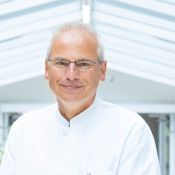 Portrait von Andreas Fischer, Leitender Oberarzt der Klinik für Lungen-und Bronchialheilkunde.