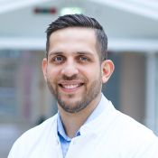 Portrait von Dr. Fidan Darick, Oberarzt der Klinik für Allgemein-und Viszeralchirurgie.