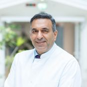 Portrait von Prof. Dr. med. Abdurrahman Sagir, Chefarzt der Klinik für Gastroenterologie.