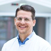 Portrait von Prof. Dr. Simon Schimmack, Chefarzt der Klinik für Allgemein-und Viszeralchirurgie.