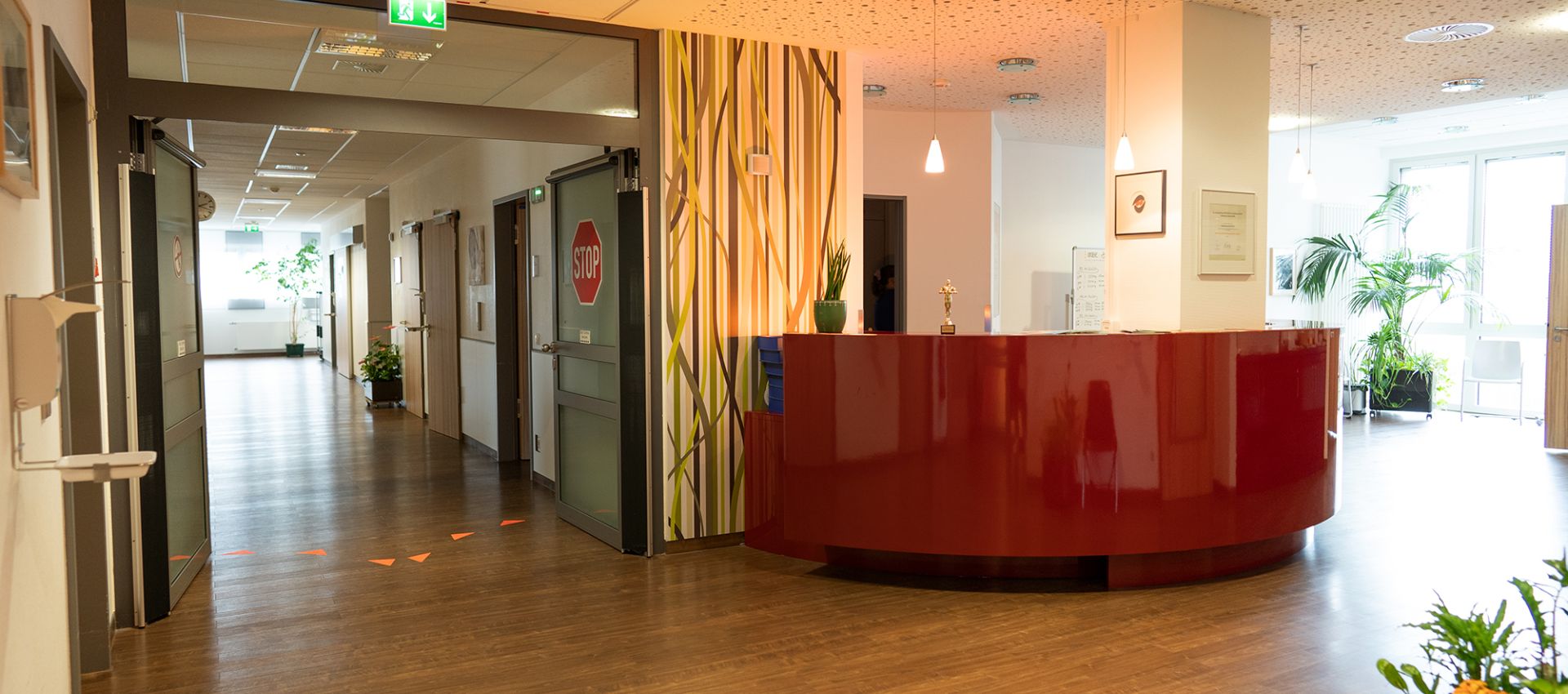 Empfangsbereich der Geburtshilfe im Bethesda mit Durchgang zu den Kreißsäalen.