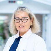 Portrait von Andrea Heuser, Oberärztin der Klinik für Orthopädie und Unfallchirurgie.