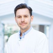 Portrait von Dr. med. Argyrios Andrikos, Oberarzt der Klinik für Frauenheilkunde und Geburtshilfe.