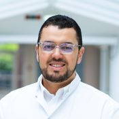 Portrait von Mohamed Belaid, Oberarzt der Klinik für Orthopädie und Unfallchirurgie.
