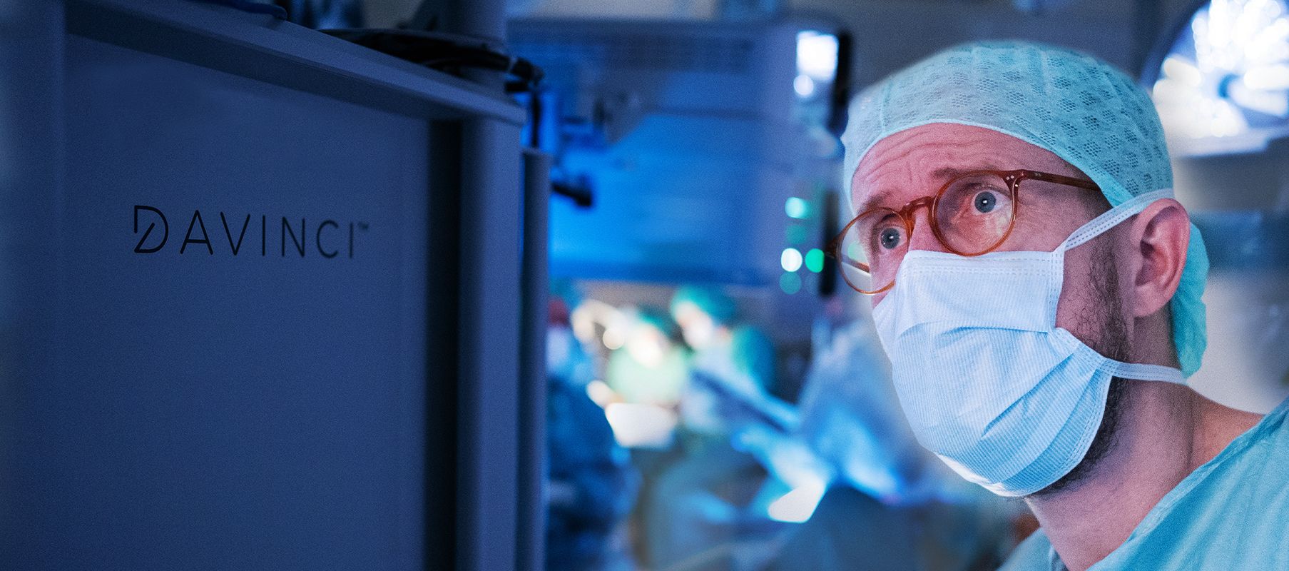 Chefarzt Dr. Harald Krentel in vollständiger OP-Schutzkleidung während eines Eingriffs mit dem DaVinci®-System.