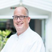 Portrait von Dr. Timur Sellmann, Chefarzt der Klinik für Anästhesiologie und Intensivmedizin.