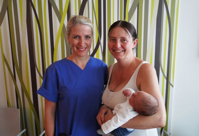 Saskia Seck mit ihrem neugeborenen Sohn Elian und der diensthabenden Ärztin Mirja Wegner im Bethesda Krankenhaus.