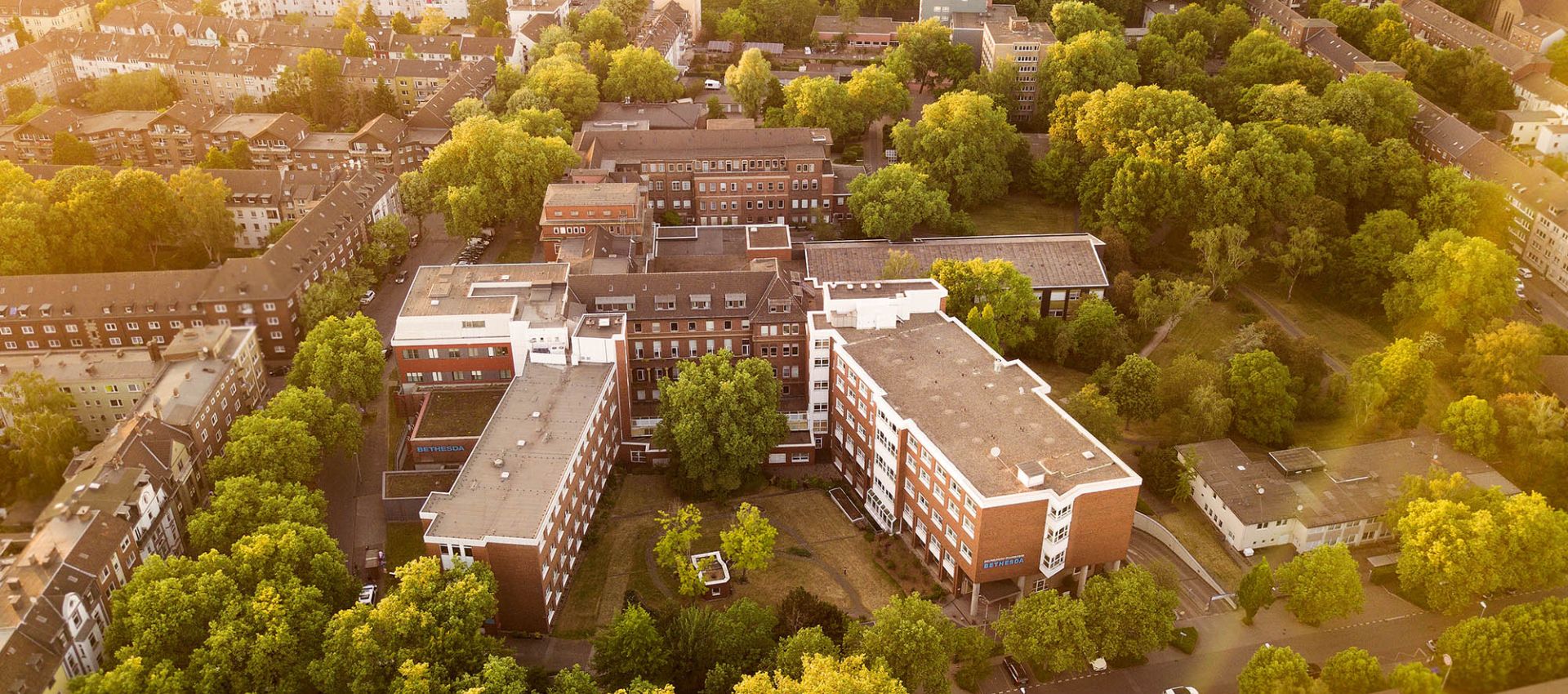 Luftaufnahme des Bethesda Krankenhauses mit umliegendem Parkgelände und Wohnhäusern in Hochfeld.