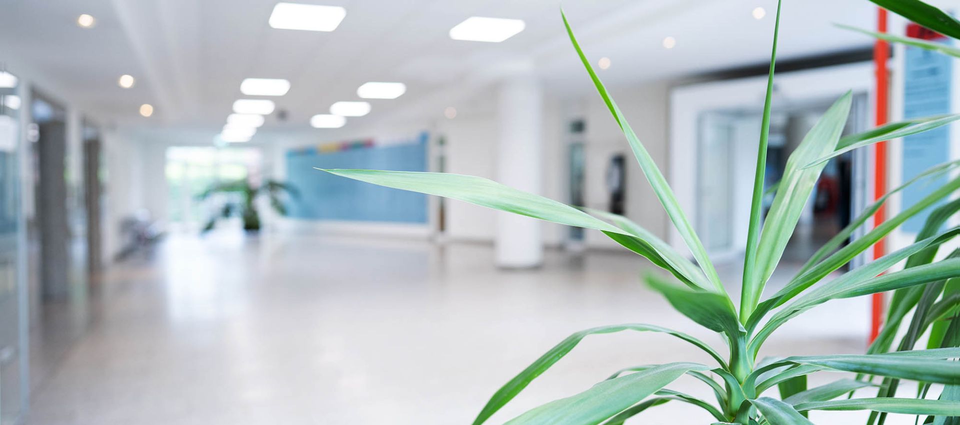 Eingangshalle im Erdgeschoss des Bethesda Krankenhauses mit Blick auf die Aufzüge.