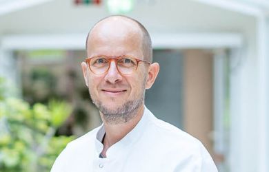 Portrait von Dr. Harald Krentel, Chefarzt der Klinik für Frauenheilkunde und Geburtshilfe, Leiter des Gynäkologischen Krebszentrums BETHESDA und des Endometriosezentrums.