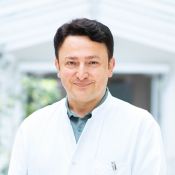 Portrait von Hüseyin Aladag, Leitender Arzt Sektion Allgemeine Innere Medizin und Endokrinologie.