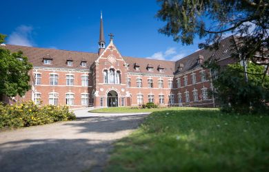 Bild: Blick durch Park auf Haupteingang