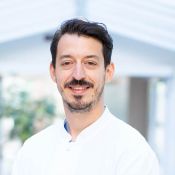 Portrait von Georgios Mavrogiannis, Oberarzt der Klinik für Frauenheilkunde und Geburtshilfe.