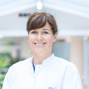 Portrait von Dr. Sarah Ariella Müller, Oberärztin der Klinik für Frauenheilkunde und Geburtshilfe.