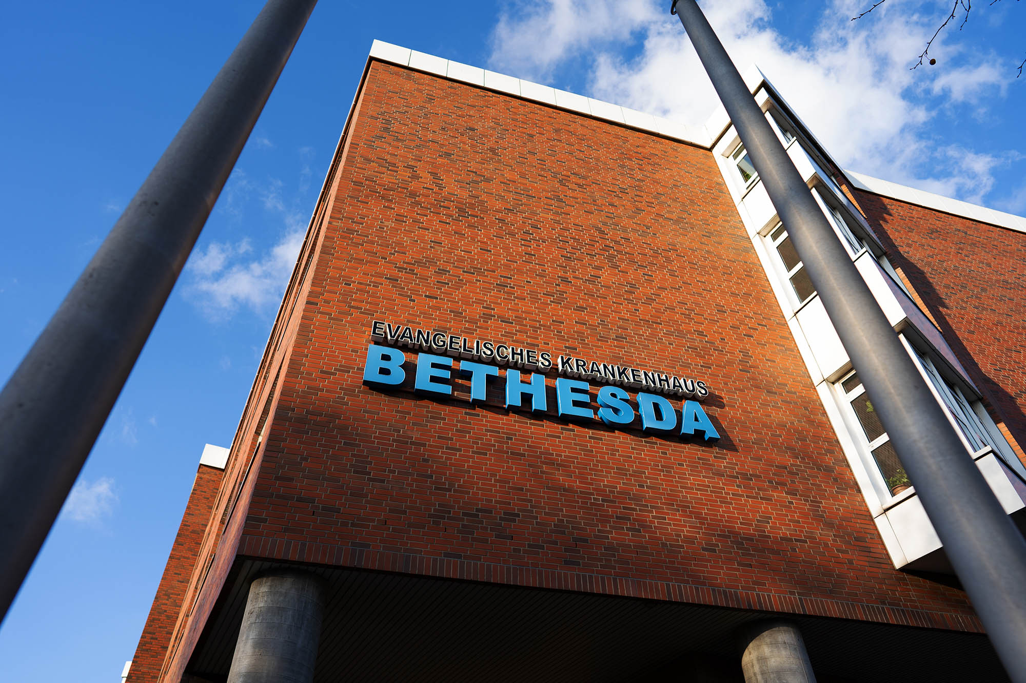 Schriftzug Evangelisches Krankenhaus Bethesda an der Fassade des Krankenhausgebäudes.